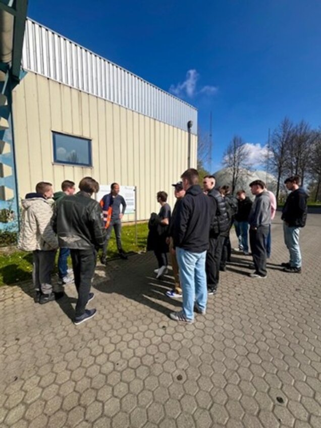 Gruppe von Personen bei einer Führung über die Kläranlage Rostock