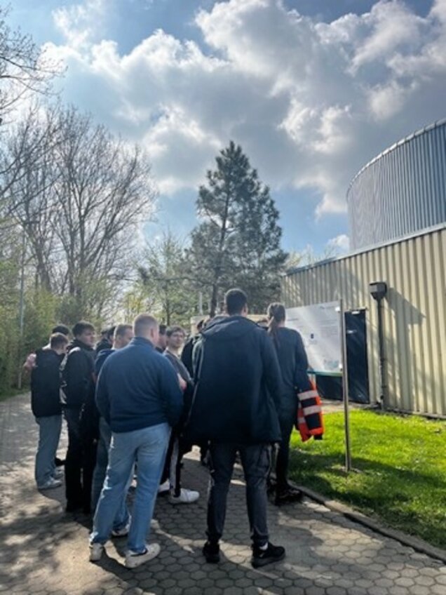 Gruppe von Personen bei einer Führung über die Kläranlage Rostock