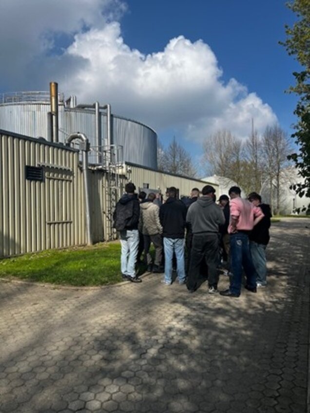 Gruppe von Personen bei einer Führung über die Kläranlage Rostock