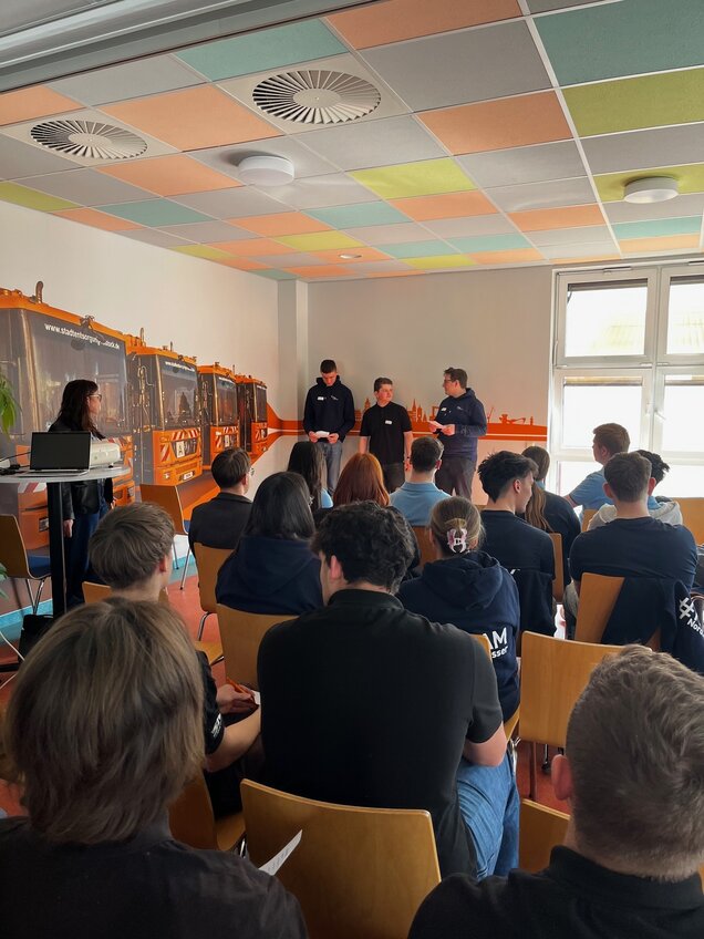 Azubis halten eine Präsentation