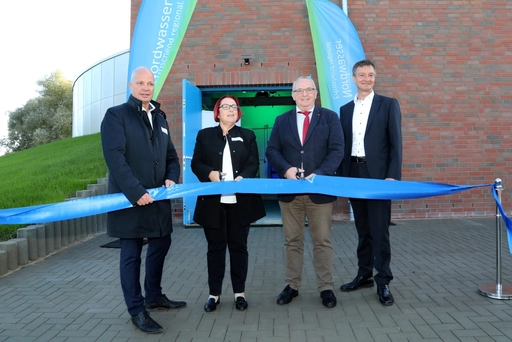 Feierliche Eröffnung eines neuen Trinkwasser-Speichers mit Banddurchschnitt