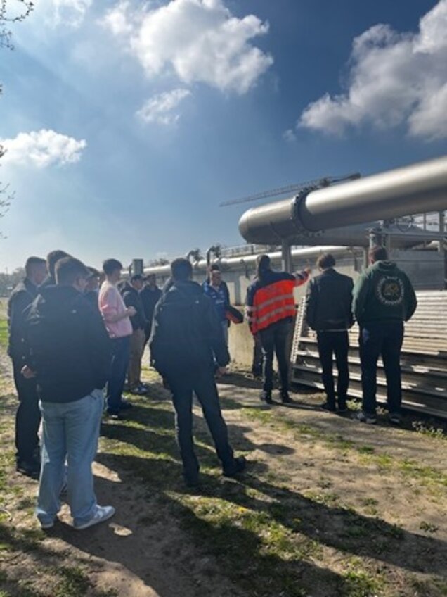 Gruppe von Personen bei einer Führung über die Kläranlage Rostock