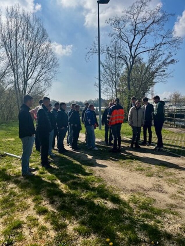 Gruppe von Personen bei einer Führung über die Kläranlage Rostock