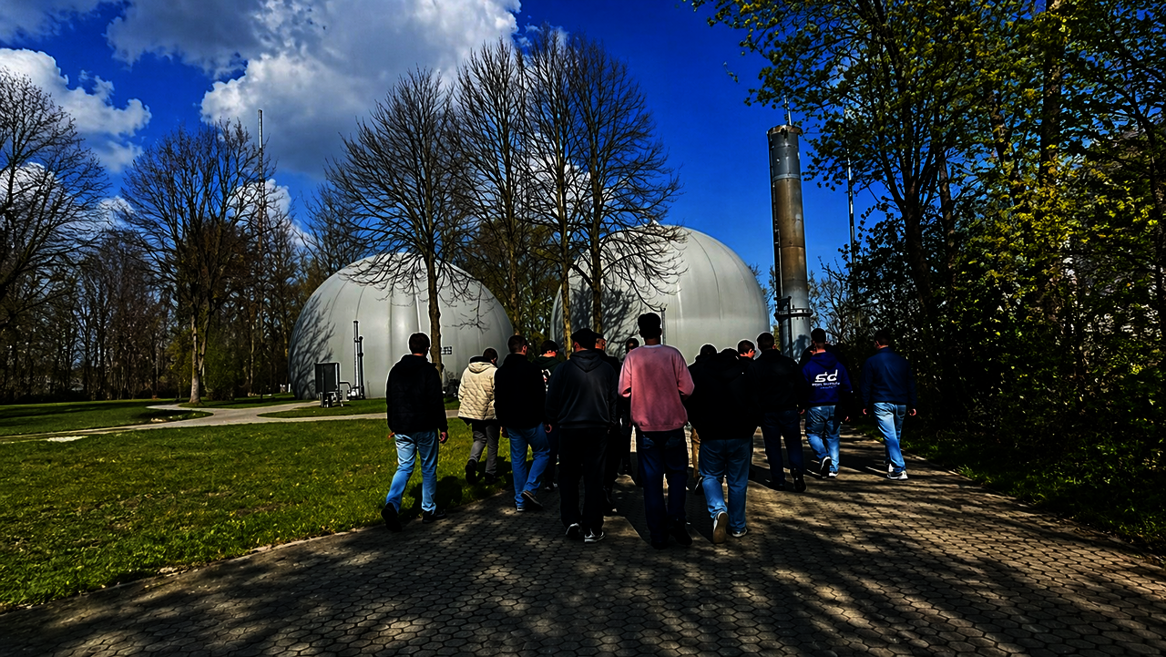 Gruppe von Personen bei einer Führung über die Kläranlage Rostock