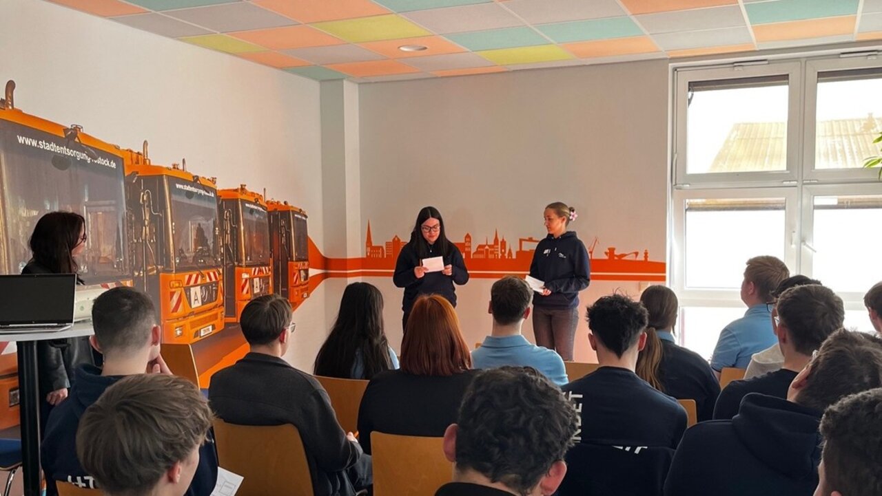 Azubinen halten einen Vortrag