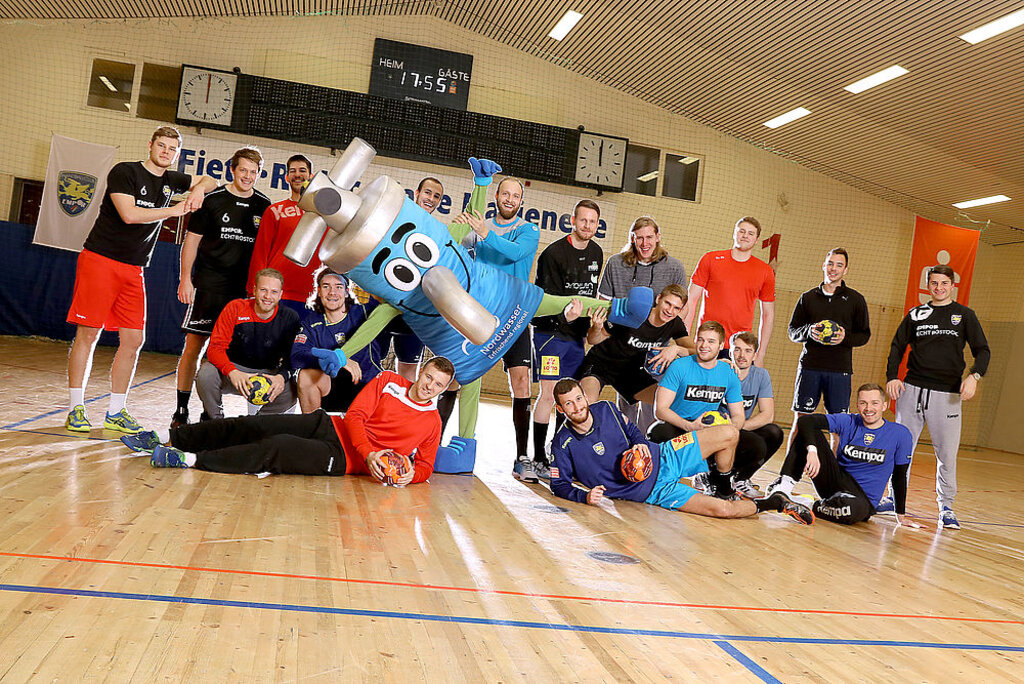 Gruppenfoto mit Maskottchen Hajo