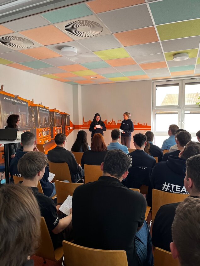 Azubinen halten eine Präsentation