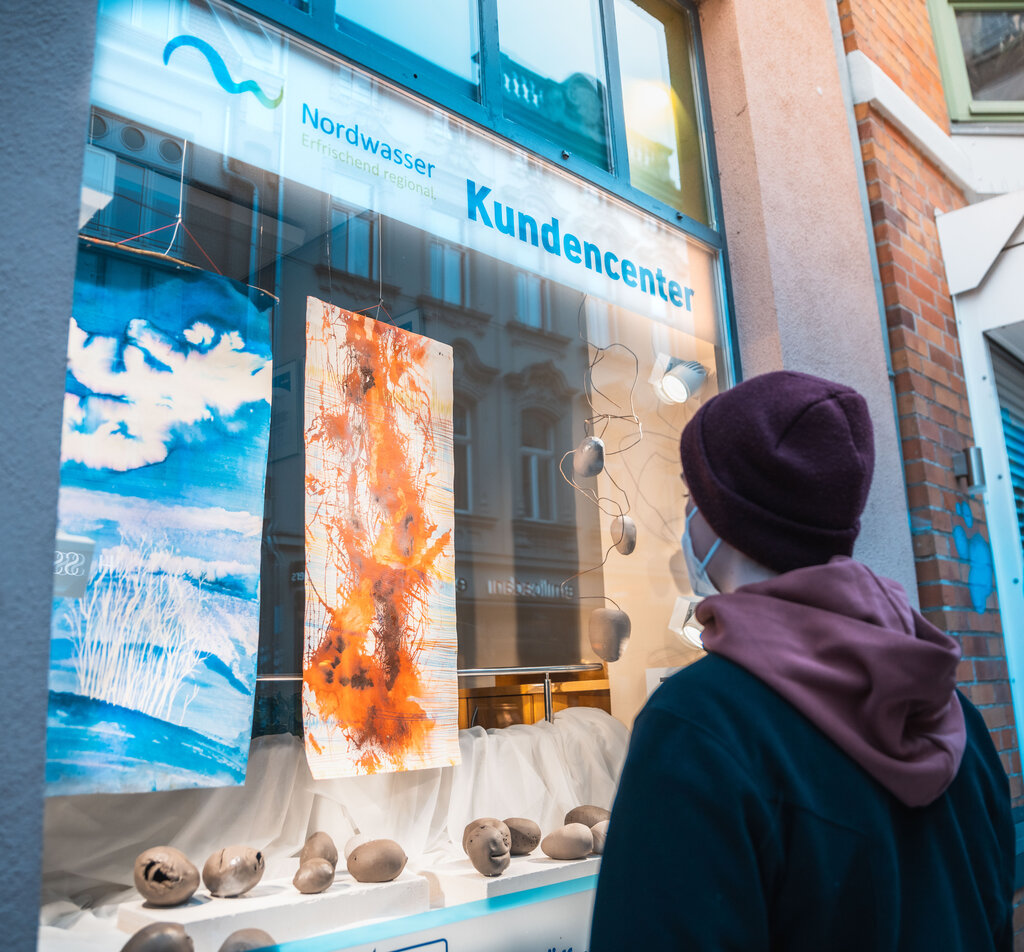 Schaufenster mit Kunst im Haus der Stadtwerke
