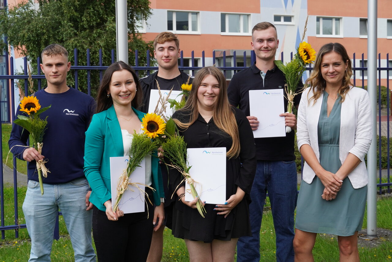Gruppenfoto der neuen Jungfacharbeiter mit Claudia Günther