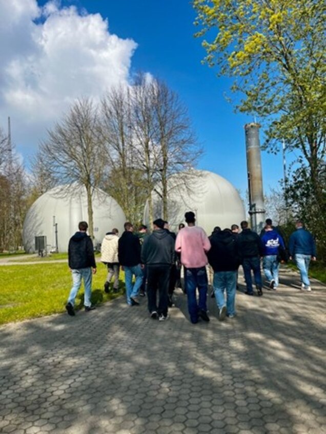 Gruppe von Personen bei einer Führung über die Kläranlage Rostock