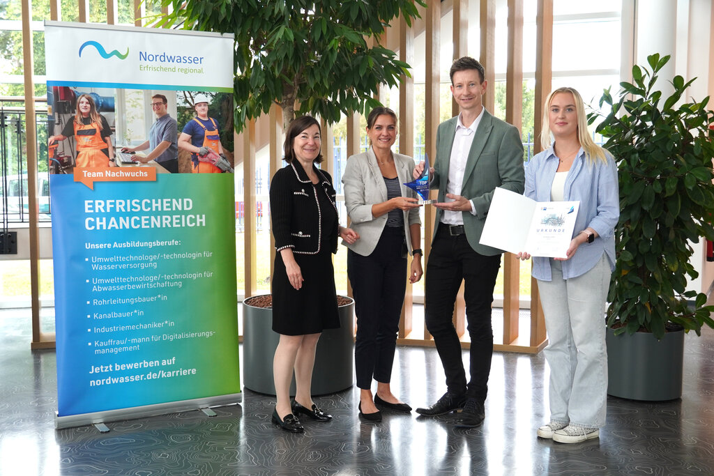 Gruppenfoto von der Übergabe TOP-Ausbildungsbetrieb