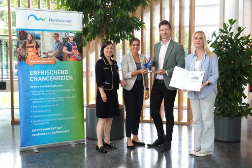 Gruppenfoto von der Übergabe TOP-Ausbildungsbetrieb