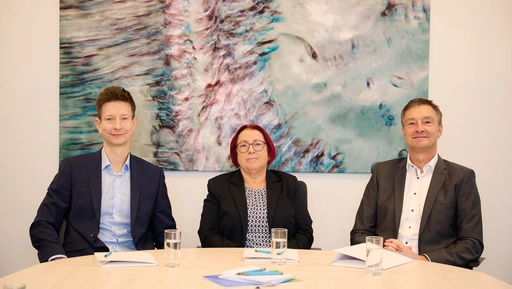 Die Geschäftsführer von Nordwasser und die Geschäftsführerin des WWAV sitzen an einem Tisch und schauen freundlich in die Kamera