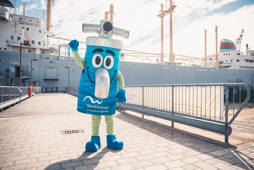 Maskottchen Hajo vor dem Schifffahrtmuseum