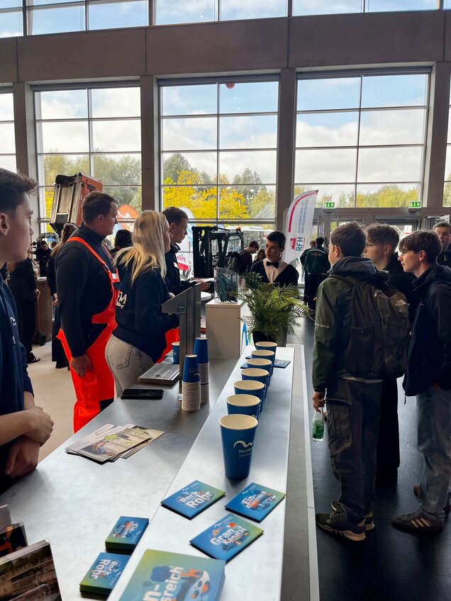 Interessierte Jugendliche am Nordwasserstand