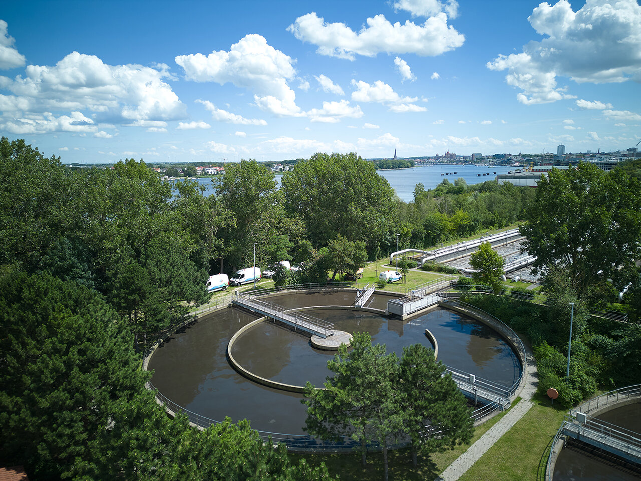 Blick über die Kläranlage in Richtung Stadthafen Rostock