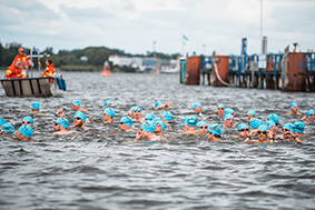 Schwimmwettbewerb im Hafenbereich.