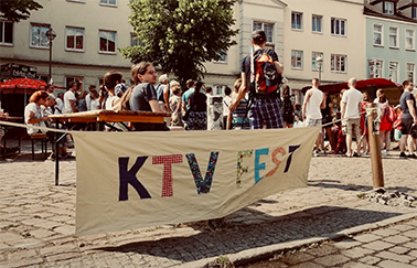 Menschen halten einen Banner auf dem steht: KTV Fest